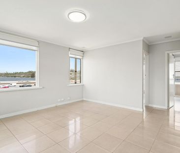 STUNNING TOP FLOOR APARTMENT WITH RIVER VIEWS - Photo 3