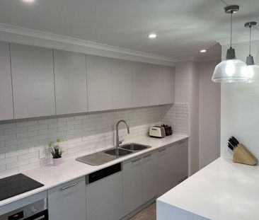 Renovated Townhouse with Garden and Pets Approved - Photo 1