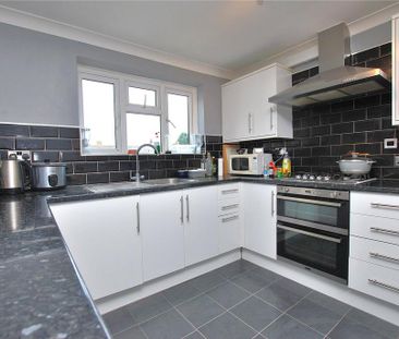 4 bedroom semi-detached house to rent - Photo 6