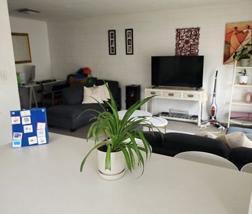 Charming 2BR Unit in Hamilton East - Photo 3