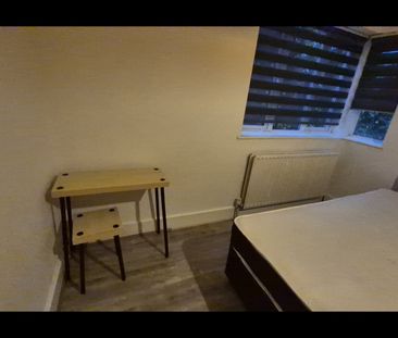 6 Bed Detached House, Hainault Road, E11 - Photo 1