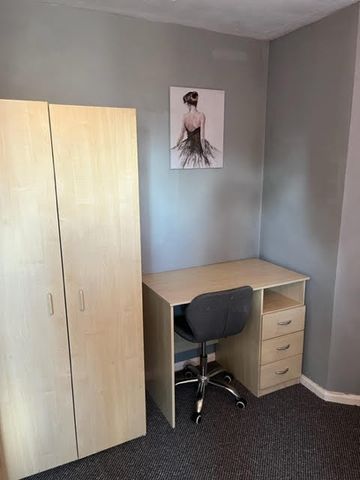 2 Bed Flat, Lenton, NG7 - Photo 5