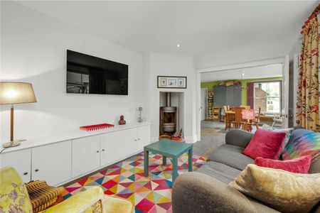 An exceptional country house set in the village of Shalden, East Hampshire. This impressive home is accessed via electric gates and a private driveway with parking for several vehicles. - Photo 4