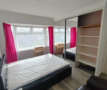 Room in a Shared House, Central Avenue, TW3 - Photo 1