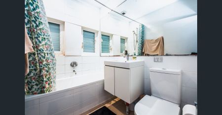 Pet friendly two bed apartment just moments from the water - Photo 3