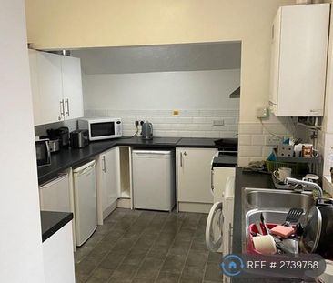 1 bedroom in a house share to rent - Photo 2