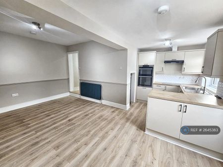 4 bedroom terraced house to rent - Photo 4