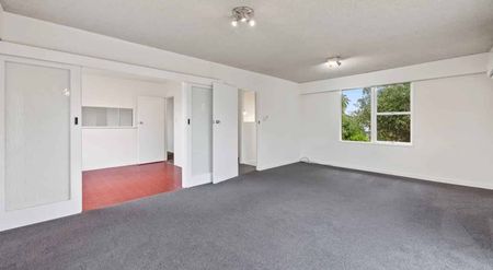 3-Bedroom Home with Study & Rumpus Rooms Ã¢ÂÂ Water & Lawn Included - Photo 2