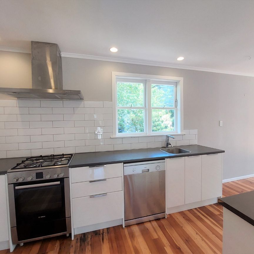 Birkenhead Bungalow * ELECTRICITY & WATER INCLUDED* - Photo 1