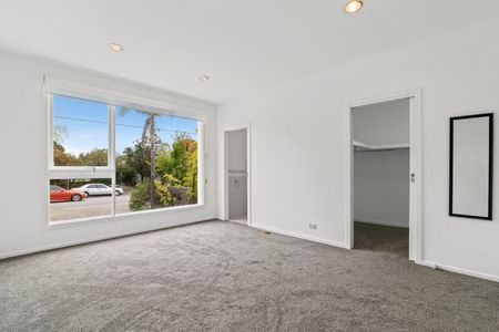 SPACIOUS, LIGHT-FILLED BAYSIDE LIVING. - Photo 2
