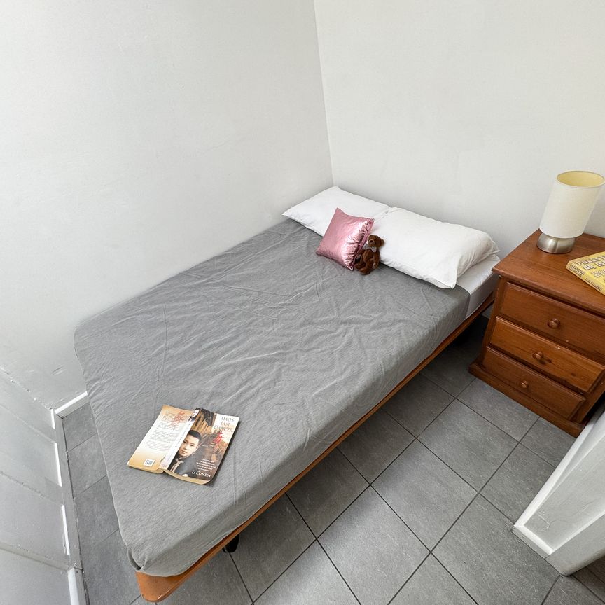 EQUIPPED ST KILDA FOUR BEDROOM APARTMENT. - Photo 1