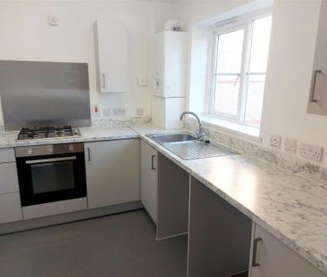 2 bedroom Semi-detached house to rent - Photo 2