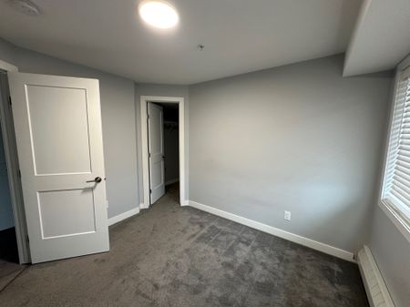 1 bed with Laundry in Sylvan Lake! Flat rate utilities! - Photo 2