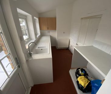 2 bedroom end of terrace house to rent - Photo 4