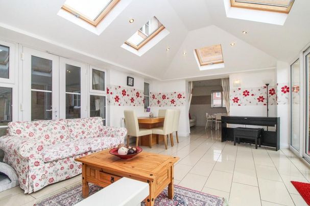 4 bedroom detached house to rent - Photo 1