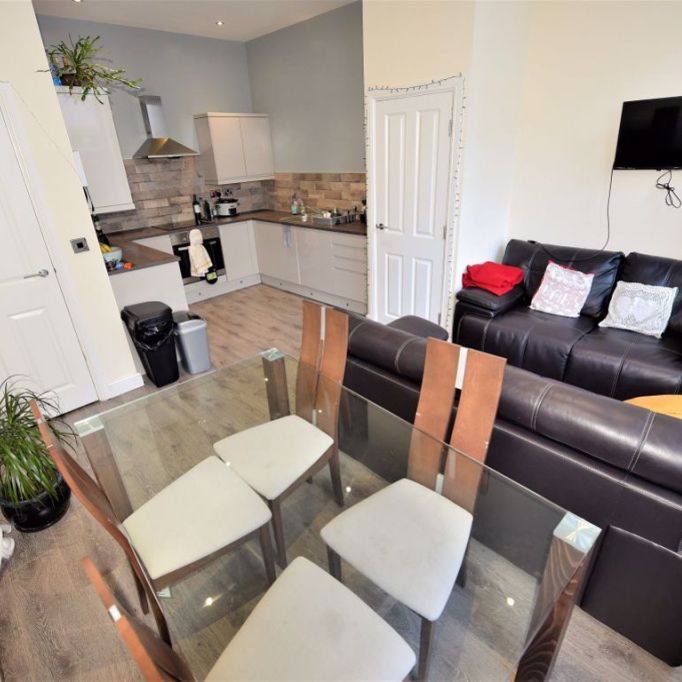 2 bedroom Flat in Aire Street, Leeds - Photo 1