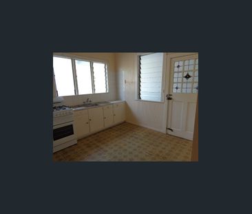 1/36 Birdwood Street, Coorparoo, Qld 4151 - Photo 2