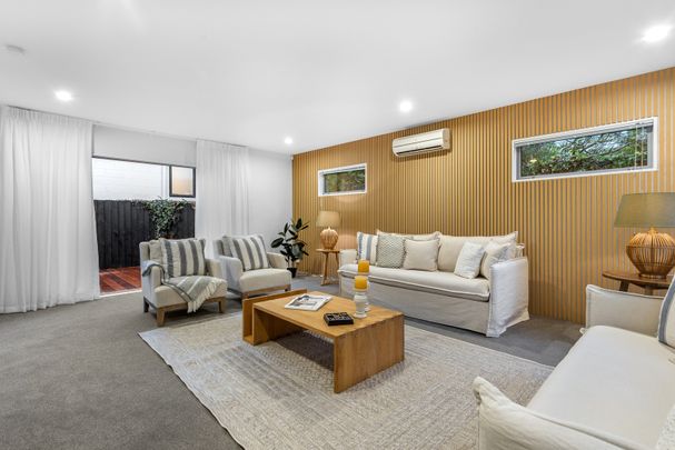 Modern 3-bedroom house with garage - Photo 1