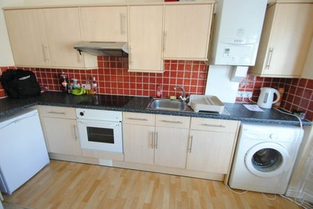 Spacious STUDENT 2 bed flat in Town Centre- Lansdowne - Photo 4