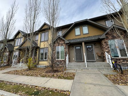 Red Deer Townhouse For Rent 3 Bedrooms 2.5 Bathrooms - Photo 2