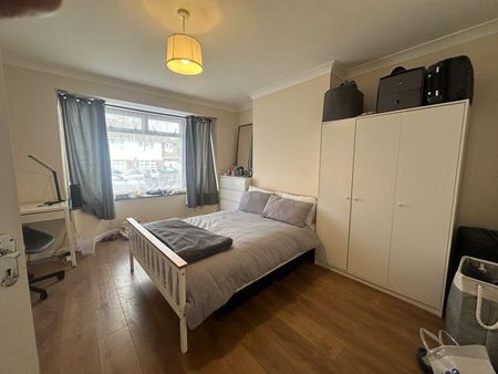 4 bedroom semi-detached house to rent - Photo 3