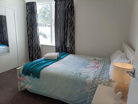 2 Bedroom Flat in Wadestown - Photo 2