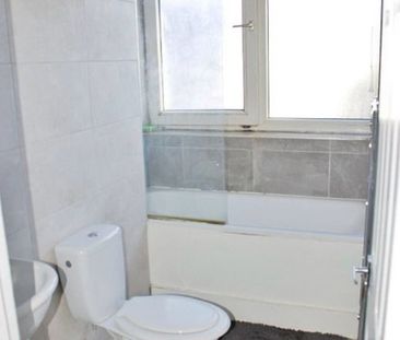 Room in a Shared Flat, Hersham Close, SW15 - Photo 5