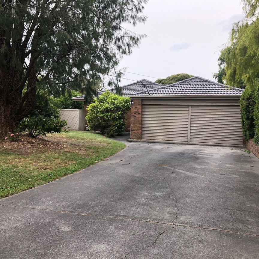 IMPRESSIVE FAMILY HOME - SINGLE LEVEL SPACE AND COMFORT - Photo 1