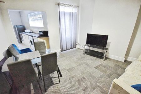 3 bedroom end of terrace house to rent - Photo 4