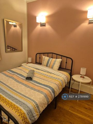 1 bedroom in a flat share to rent - Photo 2