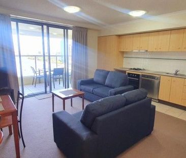 Fully Furnished Studio with Carpark, Storage & Stunning Views - Photo 2
