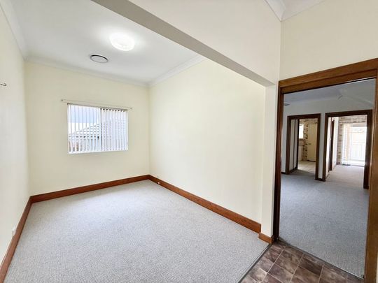 208 Parkway Avenue, Hamilton South - Photo 1