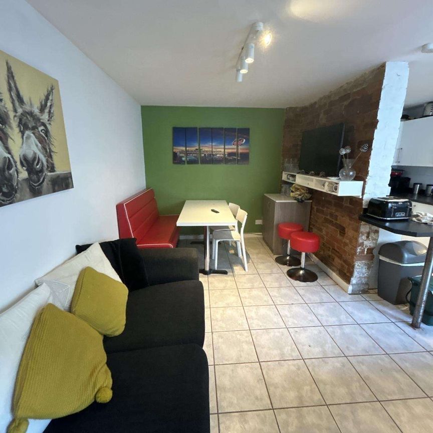 Market Street Room 4 - Photo 1