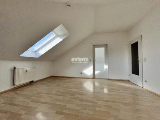 antaris Immobilien Dresden GmbH ** Hier lebt es sich gut! 3-Raum-Wohnung mit Balkon/Dachgeschoss ** - Photo 1