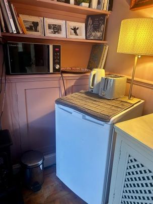 Spacious, beautifully furnished large bedroom with a charming bay window. AVAILABLE 31st July. Days flexible. Quiet street. - Photo 1
