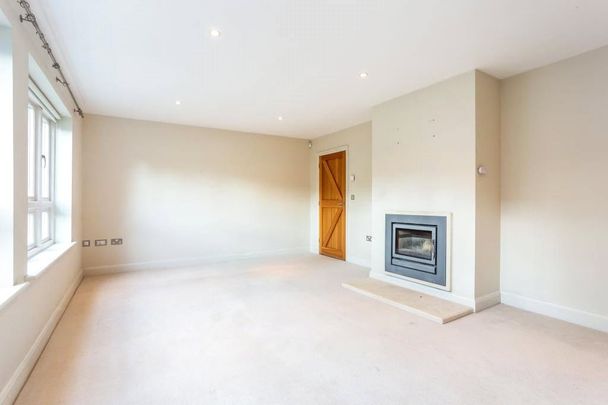 A spacious and modern three bedroom house in the village of Rushall, offering stunning views of the surrounding countryside. - Photo 1