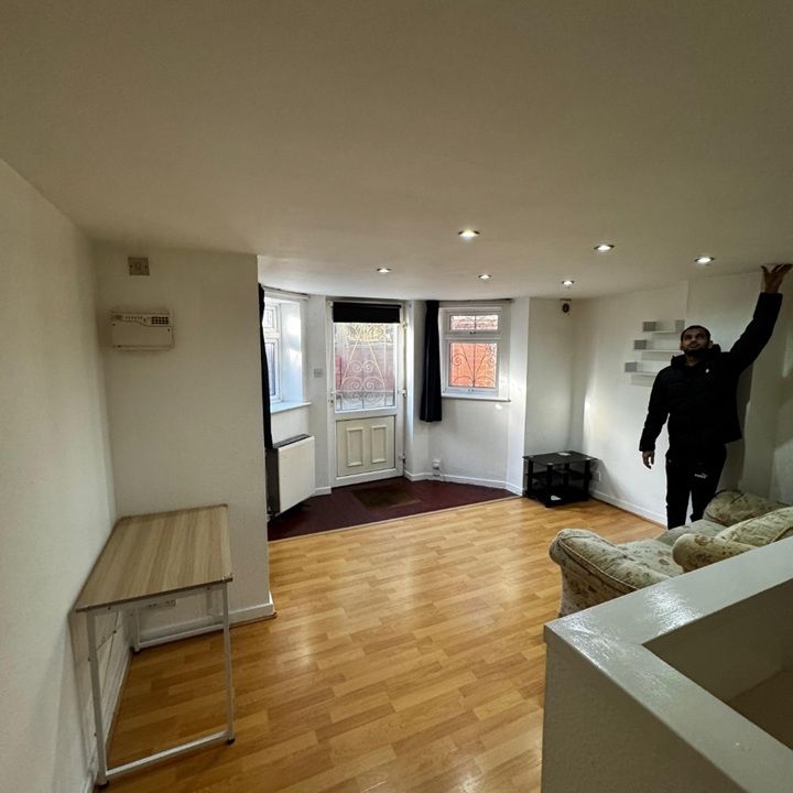 Room in a Shared House, Headingley Avenue, LS6 - Photo 1