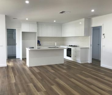 8 ROSELLA PLACE - Photo 4