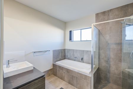 Large Modern Family Home! - Photo 4