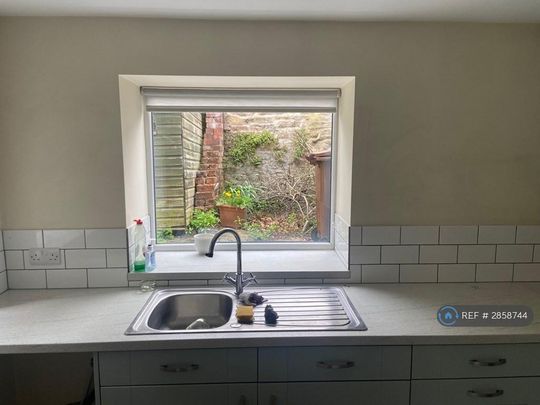 4 bedroom end of terrace house to rent - Photo 1