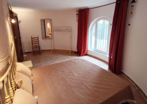 Spacious villa for rent for a long term with sea views and close to Lady Elizabeth school.