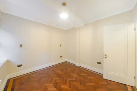 1 bedroom flat in St John's Wood - Photo 4