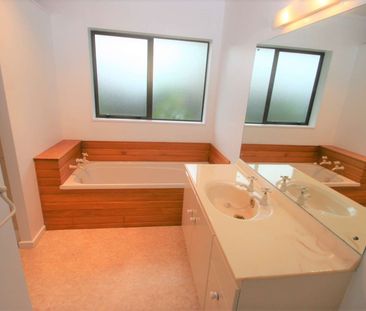 2 Bedrooms, Forrest Hill - Photo 1