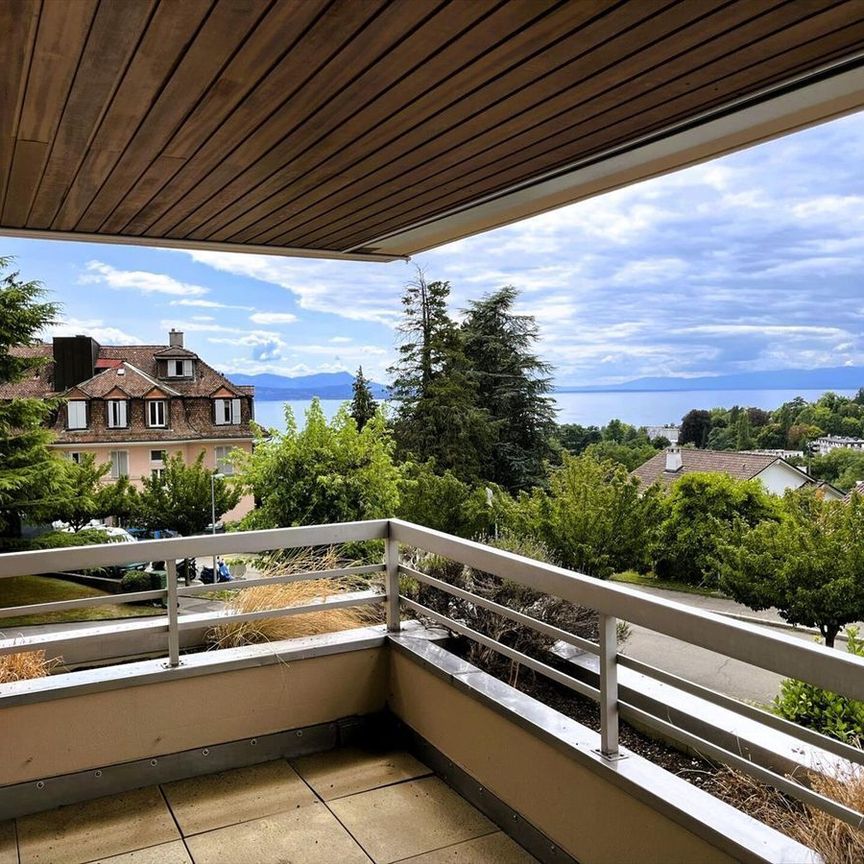 Elegant 4.5-room apartment with terrace and exceptional lake view - Photo 1