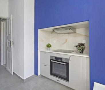 Room in a shared 9-bedroom apartment for rent in Lisbon - Photo 3