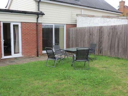 Bedroom Semi Detached House In Ensbury, BH10 - Photo 4