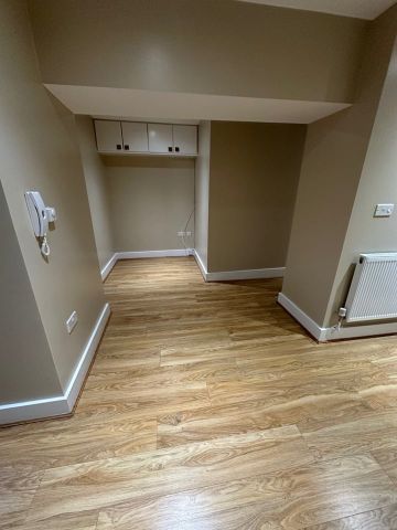 Studio Flat, Royal York Crescent, BS8 - Photo 2