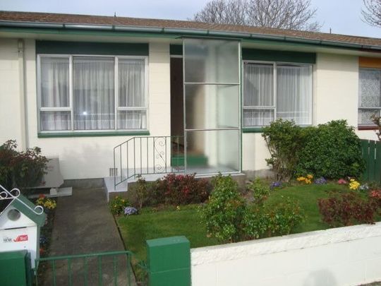 2 BEDROOM SUNNY UNIT, SINGLE GARAGE, HEAT PUMP - Photo 1