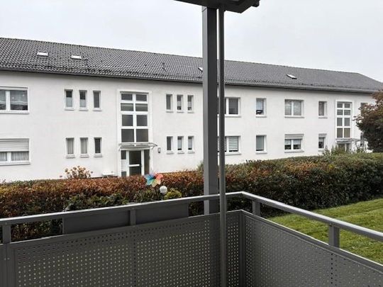 Geräumige Erdgeschosswohnung mit Balkon - Photo 1