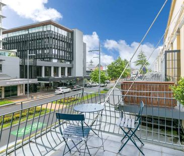 Dreamy CBD Living - Carpark Available - Photo 5